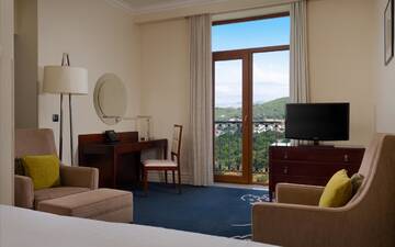 Фото номера Двухместный номер Делюкс с 1 кроватью в коттедже Отель Tsaghkadzor Marriott Hotel г. Цахкадзор 3