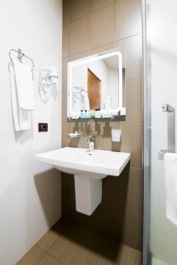 Фото номера Стандартный двухместный номер с 2 отдельными кроватями Отель Elegant Hotel &amp; Resort г. Цахкадзор 7