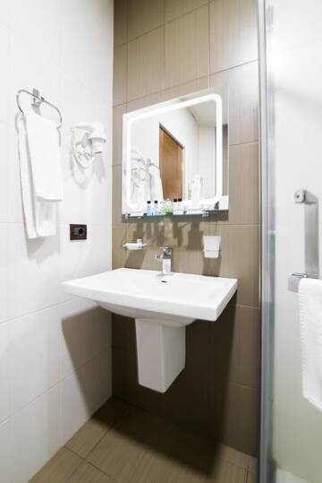 Фото номера Стандартный двухместный номер с 2 отдельными кроватями Отель Elegant Hotel &amp; Resort г. Цахкадзор 3
