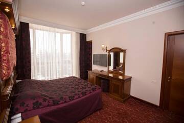 Фото номера Двухместный номер Делюкс с 1 кроватью Отель Hotel Russia г. Цахкадзор 3