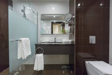Фото номера Улучшенный четырехместный номер Отель Ararat Resort Tsaghkadzor г. Цахкадзор 4