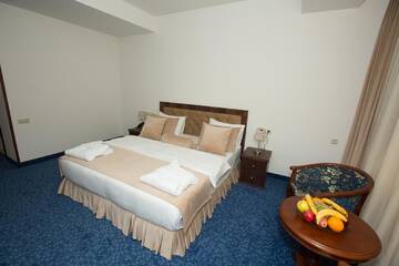 Фото номера Улучшенный двухместный номер с 1 кроватью Отель Faria Boutique Hotel г. Цахкадзор 4